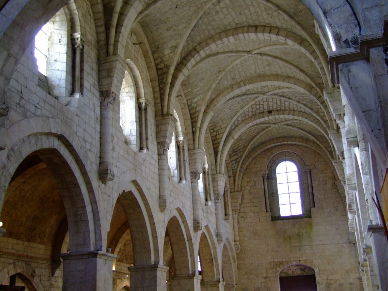 les voûtes gothiques sont supportées par les murs romans