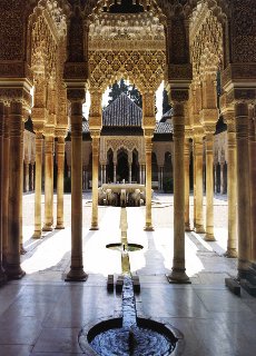 Grenade Alhambra Cour des Lions l'eau court de l'intérieur vers la cour