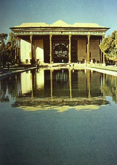 Ispahan Palais des 40 Colonnes où seules 20 sont érigées, les 20 suivantes sont à voir dans le reflet