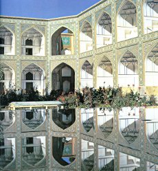 Ispahan Madrassa de la Mère du Shah reflets des façades sur la cour