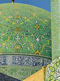 Ispahan Mosquee du Vendredi l'un des domes recouvert de faiences polychromes