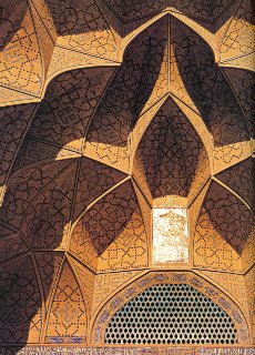 Ispahan Mosquee du Vendredi les muqarnas et leurs faiences polychromes