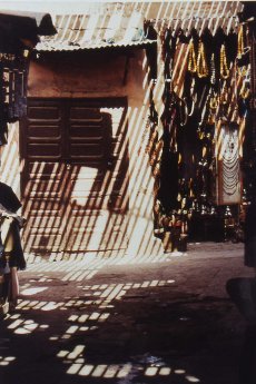 Marrakech souk les ombres portées sculptent la perception