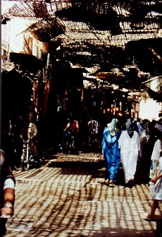 Marrakech souk les ombres portées sculptent la perception