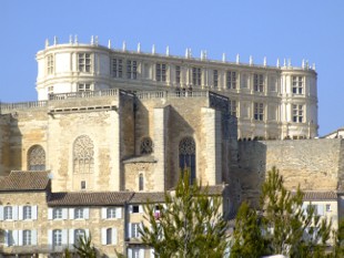 la façade principale du château de Grignan vue du Sud